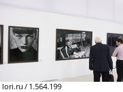Москва, ЦВЗ "Манеж", открытие Фотобиеннале 2010. Работы Питера Линдберга / Peter Lindbergh. Редакционное фото, фотограф Дмитрий Неумоин / Фотобанк Лори