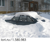 Машина, засыпанная снегом (2010 год). Редакционное фото, фотограф Светлана Пирожук / Фотобанк Лори