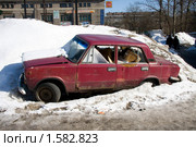 Старый заброшенный ржавый автомобиль (2010 год). Редакционное фото, фотограф Jumbo / Фотобанк Лори