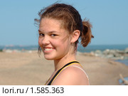 Портрет улыбающейся девушки на фоне моря. Стоковое фото, фотограф Наталия Ефимова / Фотобанк Лори