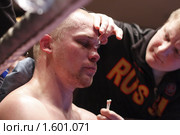 Профессиональный бокс в Балашихе. Действующий чемпион России Константин Питернов против чемпиона р.Танзания Бенсон Мвакембе 2010 г. Редакционное фото, фотограф Дмитрий Неумоин / Фотобанк Лори