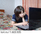 Девушка с ноутбуком. Стоковое фото, фотограф Глазков Владимир / Фотобанк Лори