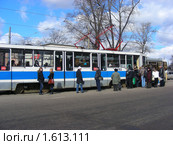 Москва. Городской пейзаж. Посадка в трамвай на 1-й Бухвостовой улице (2010 год). Редакционное фото, фотограф lana1501 / Фотобанк Лори