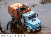 Работа мусороуборочной машины в условиях паводка (2010 год). Редакционное фото, фотограф Михаил Яковлев (ktynzq) / Фотобанк Лори