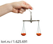Уравновешенные чаши лабораторных или медицинских весов в руке, изолированные на белом фоне. Стоковое фото, фотограф Илья Андриянов / Фотобанк Лори