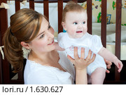 Мама с малышом на руках. Стоковое фото, фотограф Кирилл Половной / Фотобанк Лори