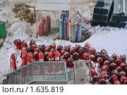 Огнетушители и газовые баллоны на стройплощадке. Стоковое фото, фотограф Алёшина Оксана / Фотобанк Лори