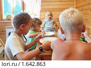 Дети обедают за столом. Стоковое фото, фотограф Losevsky Pavel / Фотобанк Лори