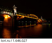 Вид на Андреевский мост с Фрунзенской набережной ночью (2010 год). Редакционное фото, фотограф Самойлова Екатерина / Фотобанк Лори