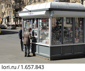 Пожилой человек покупает газету (2010 год). Редакционное фото, фотограф Jumbo / Фотобанк Лори