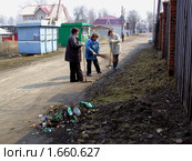 Уборка улицы от мусора на весеннем субботнике (2010 год). Редакционное фото, фотограф Юрий Зуев / Фотобанк Лори