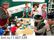 Национальные угощения в палатке татаро-башкирских культур (2008 год). Редакционное фото, фотограф Владимир Мельников / Фотобанк Лори