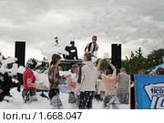 Фестиваль пива и кваса в Петербурге: пенная дискотека в разгаре (2009 год). Редакционное фото, фотограф Кекяляйнен Андрей / Фотобанк Лори