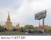 Рекламный щит около университета (2010 год). Редакционное фото, фотограф Татьяна Юни / Фотобанк Лори