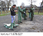 Контроль правильности надевания ОЗК (2010 год). Редакционное фото, фотограф Юрий Зуев / Фотобанк Лори
