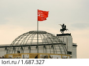 Красное знамя над рейхстагом на Поклонной горе. Москва (2010 год). Редакционное фото, фотограф Щеголева Ольга / Фотобанк Лори