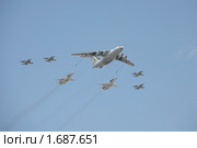 Самолет-топливозаправщик Ил-78 в сопровождении 2-х бомбардировщиков Су-24 и 4-х Як-130  в небе на параде Победы (2009 год). Редакционное фото, фотограф Наталья Волкова / Фотобанк Лори