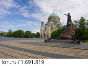 Кронштадт. Вид на Морской собор и памятник адмиралу Макарову (2009 год). Редакционное фото, фотограф Литвяк Игорь / Фотобанк Лори