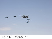 Летит А-50 в сопровождении истребителей CУ-27. Парад в честь 65-летия Победы (2010 год). Редакционное фото, фотограф Яременко Екатерина / Фотобанк Лори