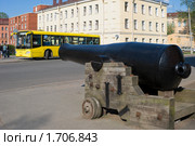 Старое крепостное орудие на улице города. Кронштадт (2010 год). Редакционное фото, фотограф Александр Щепин / Фотобанк Лори