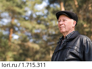 Пожилой мужчина гуляет в парке. Стоковое фото, фотограф Ирина Игумнова / Фотобанк Лори
