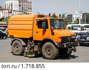 Автомобиль для уборки улиц (2010 год). Редакционное фото, фотограф Art Konovalov / Фотобанк Лори