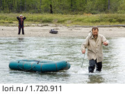 Переправа через реку на надувной лодке (2006 год). Редакционное фото, фотограф Владимир Горощенко / Фотобанк Лори