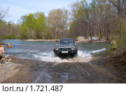 Джип преодолевает водную преграду (2010 год). Редакционное фото, фотограф Сергеев Игорь / Фотобанк Лори
