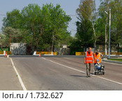 Дорожные рабочие обновляют разметку (2010 год). Редакционное фото, фотограф Natalia Sidorova / Фотобанк Лори
