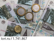 Десятирублёвые монеты на фоне десятирублёвых бумажных купюр. Стоковое фото, фотограф Lora / Фотобанк Лори