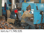 Сварщики за работой. Сварочный участок. (2010 год). Редакционное фото, фотограф Булат Каримов / Фотобанк Лори