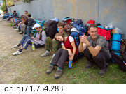 Майкопская автостанция. Группа туристов в ожидании своего рейса (2009 год). Редакционное фото, фотограф Анна Мартынова / Фотобанк Лори