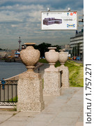 Гранитные вазы на пристани у дачи Безбородко. Рекламный щит Икея (Ikea) (2010 год). Редакционное фото, фотограф Александр Щепин / Фотобанк Лори