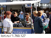 Торговля черникой (2009 год). Редакционное фото, фотограф Качанов Владимир / Фотобанк Лори