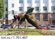 Бурзянская пчелка на фоне министерства строительства, архитектуры и транспорта в Уфе (2010 год). Редакционное фото, фотограф Анастасия Репина / Фотобанк Лори