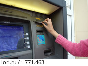 Получение чека из банкомата (2010 год). Редакционное фото, фотограф Александр Тараканов / Фотобанк Лори