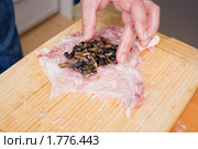 Фаршировка грибами куриного окорочка. Стоковое фото, фотограф Донцов Евгений Викторович / Фотобанк Лори