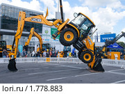 Демонстрация возможностей нового экскаватора JCB (2010 год). Редакционное фото, фотограф Журавлев Андрей / Фотобанк Лори