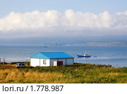 Дом с голубой крышей на берегу острова Кунашир (Курилы) (2006 год). Редакционное фото, фотограф RedTC / Фотобанк Лори