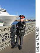 Постовой по охране Благовещенского моста. Стоковое фото, фотограф Виктор Карасев / Фотобанк Лори
