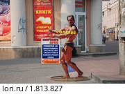 Реклама в Нижнем Новгороде на Большой Покровской (2010 год). Редакционное фото, фотограф Жосова Наталья / Фотобанк Лори
