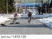 Молодые люди выполняют трюки на велосипедах (2010 год). Редакционное фото, фотограф Николай Патрин / Фотобанк Лори