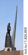 Памятник С.П.Королеву на фоне монумента "Покорителям космоса" (2010 год). Редакционное фото, фотограф Грачев Игорь / Фотобанк Лори