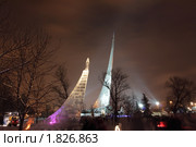 Монумент "Покорителям космоса" и ледяная скульптура этого монумента (2010 год). Редакционное фото, фотограф Грачев Игорь / Фотобанк Лори