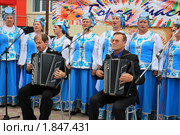 Два мужчины с аккордеонами аккомпанируют выступлению ансамбля народной песни (2010 год). Редакционное фото, фотограф Анатолий Матвейчук / Фотобанк Лори