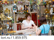 Торговля фэн-шуй (2010 год). Редакционное фото, фотограф Александр Подшивалов / Фотобанк Лори