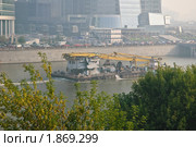 Вид на деловой центр "Москва-сити" с набережной Тараса Шевченко. Москва окутана дымом горящих торфяников (2010 год). Редакционное фото, фотограф Алёшина Оксана / Фотобанк Лори