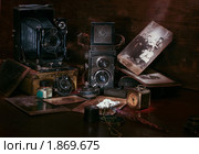 Натюрморт со старыми фотографиями (2005 год). Редакционное фото, фотограф Михаил Котов / Фотобанк Лори