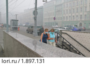 Улица Воздвиженка в дыму. Смог от лесных пожаров накрыл Москву (2010 год). Редакционное фото, фотограф Алёшина Оксана / Фотобанк Лори