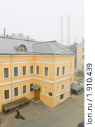 Фрагмент желтого здания. Смог от лесных пожаров накрыл Москву (2010 год). Стоковое фото, фотограф Алёшина Оксана / Фотобанк Лори